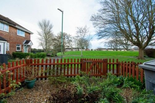 Arrange a viewing for 2 Bed House for Rent in Quiet Throop Location